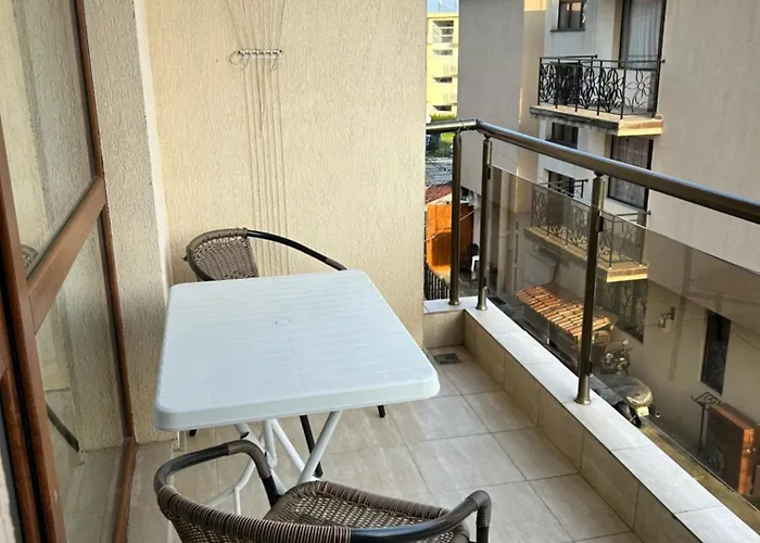 Апартамент в риф 2 *